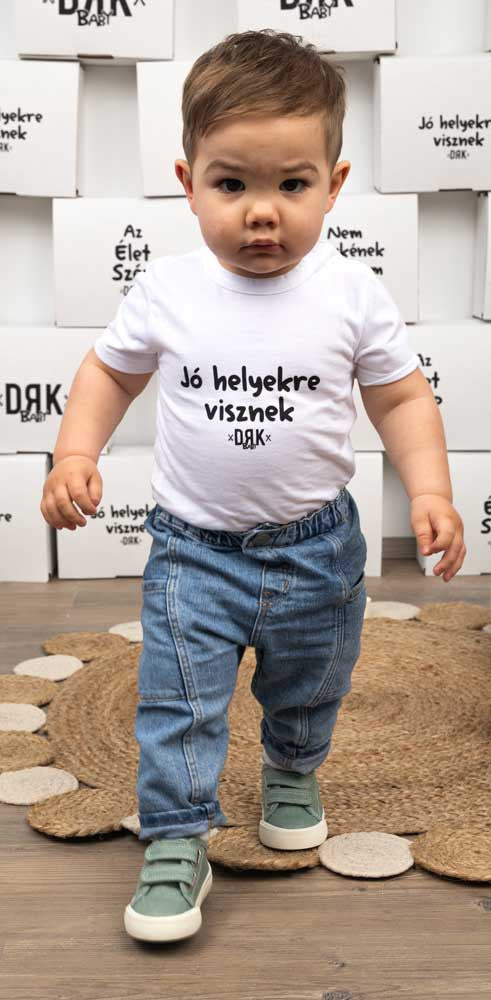Dorko &quot;Jó helyekre visznek&quot; mintával nyomot rövid ujjú baba body - Momsy